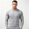 Suéter de Punto Jacquard con Cuello Redondo para Hombre Otoño Invierno Textura Rayada Jersey Ajustado Capa Interior Capa Base Múltiples Colores En Stock
