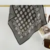 Cachecol de Algodão e Linho com Estampa de Flores, Toque Aveludado, Novo para Outono de 2026, para Mulheres, Acessório Decorativo Moderno e Elegante para Ternos