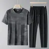 Conjunto Esportivo Casual Novo de Seda Gelada de Verão, Camiseta com Estampa Completa e Gola Redonda, Conjunto Masculino de Manga Curta + Calça Comprida, Camiseta de Puxar