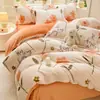 Conjunto de Quatro Peças Estampado de Lã de Leite para Inverno Capa de Edredom Espessa e Quente de Lã Coral Lençol de Cama Conjunto de Três Peças para Cama de Dormitório Estudantil