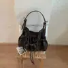 Bolsa tote de couro macio plissada de design retrô de nicho transfronteiriça para mulheres, moderna, simples, cor sólida, bolsa de mão e bolsa de ombro da moda