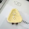 Lindo Platito de Cerámica con Forma de Queso Creativa Adorno Pequeño de Escritorio Platito para Snacks Condimento Vinagre Salsa de Soja