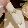 Anel Doce Versátil e Moderno com Design de Nicho de Alta Qualidade, Anel de Dedo Indicador Aberto Ajustável, Joia Estilo Ins de Luxo Leve para Mulheres
