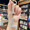 Llavero de letras inglesas con diamantes completos europeo y americano transfronterizo, colgante de bolso de moda de alta gama, llavero para coche, venta al por mayor