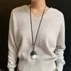 Collar con Colgante Ovalado de Madera de Ébano con Diseño de Nicho y Metal Cepillado, Cadena para Suéter de Cuerda Ajustable de Piel de Oveja
