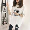 Camiseta de Manga Curta D141 para Mulheres com Furos Discretos 2025 Verão Novo Estilo Tops Brancos Soltos Tops Estudantis Modernos