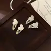 Presilha Pequena para Cabelo em Forma de Coração com Strass e Pérolas, Simples e Fofa, Versátil para Meninas, Presilha Bico de Pato, Grampo Lateral, Acessório de Cabelo