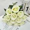 Nuevo producto transfronterizo: rosas pequeñas artificiales de 12 cabezas para decoración de pasillo de boda, decoración del Día de San Valentín, decoración del hogar, flores artificiales de seda