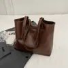 Bolsa Tote Casual Versátil con Colgante de Muñeca de Gran Capacidad, Nueva para Otoño e Invierno 2025, Bolso de Hombro/Axila Simple a la Moda