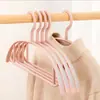 Cabides sem marca, varais de secar roupas antiderrapantes, cabides de plástico, ganchos de cabide para roupas domésticas, varais de roupas, cabides de roupas para pendurar