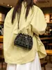 Bolsa Saco de Camurça com Ponto Cruz e Detalhes de Diamante com Cordão Feminina 2026 Primavera Novo Estilo Moda Corrente Ombro Único Transversal Pequena
