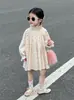 Coleção Nova Primavera 2026 Estilo Coreano Infantil Meninas Vestido Floral de Manga Longa com Gola Alta Pequena e Mangas Bufantes Elásticas