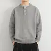 Suéter de cuello Henley estilo americano para hombre para otoño e invierno, tejido casual retro americano estilo perezoso, suéter liso para hombre
