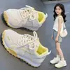 Tênis de malha respirável com sola grossa para meninas, novo modelo casual de cadarço baixo para o outono de 2026, sapatos infantis confortáveis e versáteis