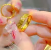 Loja de Ouro Mesmo Estilo Anel Dourado Gelo Triturado Joias, Ouro de Imitação, Design de Luxo Leve, Anel Redondo Deslumbrante Joias