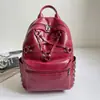 Mochila Casual Única com Rebites Shuai Mi Jia para Mulheres, Nova Moda Casual de Verão 2026