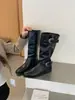 Botas Novas para Outono/Inverno 2026, Bico Redondo, Meio da Panturrilha, Plissadas, com Fivela e Aumento Interno de Altura para Mulheres, Adequadas para Combinar com Saias e Jeans