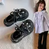 Zapatos pequeños de piel para niña, nueva colección primavera/verano 2026, zapatos infantiles con lazo de pedrería, perlas y detalles de encaje
