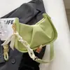 Nova coleção primavera/verão 2026: uma bolsa de ombro estilosa e versátil em formato de nuvem, perfeita para usar sob o braço, com um design sofisticado e único