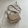 Bolsa tote minimalista estilo coreano com letras em relevo, uma bolsa de ombro moderna e versátil que pode ser usada na transversal, uma bolsa quadrada pequena adequada para uso casual e para o trabalho.