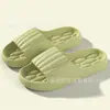 Venta al por mayor de fábrica pantuflas para hombre con sensación de mierda para verano uso exterior nuevo interior hogar pies sin olor pantuflas deportivas hombre