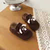 Zapatos Birkenstock para Niñas con Muñeco de Cachorro de Dibujos Animados Lindos 2026 Primavera/Verano Nuevos Zapatos de Cuero Versátiles Casuales Estilo Coreano