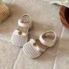 Sandálias Fechadas com Laço para Meninas 2026 Verão Novo Estilo Infantil Sola Macia Trançadas Estilo Chanel Versátil Sandálias de Praia