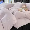 Conjunto de cama de quatro peças simples e elegante em veludo de leite branco-creme, com um design de veludo espesso e estampado, adequado para outono e inverno, incluindo uma capa de edredom e três outras peças
