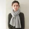 Novo cachecol 100% puro cashmere com um design meticulosamente trabalhado, macio, leve e durável. É um lenço estiloso e versátil, perfeito para usar ao ar livre e te manter aquecido(a).