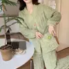 Pijama de forro polar coral para mujer, nuevo estilo de invierno, cálido y acogedor, conjunto de cárdigan con estampado de arcoíris, engrosado y con diseño de jacquard, una excelente opción para ropa de estar para mujer