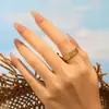 Anel de Diamante de Precisão com Grelhas Quadradas Largas Fashionável Banhado a Aço Titânio Ouro 24K Estilo Ins Anel Popular Retro de Alta Qualidade para Mulheres