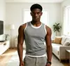 Camiseta básica de cor sólida com bordado e gola redonda, estilo falso duas peças, modelagem justa, base elástica canelada, manga curta, moderna, para homens