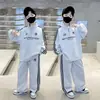 Roupa de Outono para Meninos 2025 Novo Conjunto Esportivo de Outono para Crianças Mais Velhas, Estilo Primavera e Outono, Moderno e Estiloso para Meninos