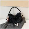 Bolsa de ombro transfronteiriça de grande capacidade para mulheres, nova bolsa tote estilosa de nicho 2026, bolsa transversal de alto valor e moderna, da moda