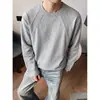 Camiseta Masculina Tendência Nova Simples Casual Solta Versátil para o Trabalho, Cor Sólida, Patchwork, Design com Rebites, Gola Redonda, Manga Longa