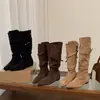 Primer Encuentro Botas de Gamuza Altas para la Temporada Otoño/Invierno 2026 para Mujer Color Maillard Marrón Botas Largas Adelgazantes