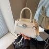 Bolsa Feminina Moderna Casual Simples Fresca Nicho para Carregar na Mão 2025 Verão Nova Bolsa Pequena Quadrada Bolsa Transversal