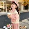 Traje de Solapa con Conejo Estilo Coreano para Niñas Estilo Primavera y Otoño 2026 Nueva Moda Infantil Conjunto Elegante de Dos Piezas para Niña Tendencia