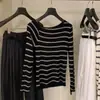 [Andy Lavado de Terciopelo] Diseño de Hombro Cruzado para Primavera y Otoño Camiseta de Rayas para Abajo Estilo Perezoso Suéter de Punto Casual para Mujer