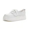 Zapatos blancos de piel de vaca de capa superior con suela de espuma, novedad otoño 2026 casual con suela gruesa para aumentar la altura, plantilla de piel de oveja de capa superior para mujer