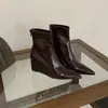 Botas Slim Mi Ting com Bico Fino e Salto Anabela, Botas Brancas da Moda, Outono e Inverno 2026, Zíper na Parte de Trás, Botas Curtas Versáteis de Salto Alto