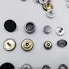 Fornecimento de Fábrica Jaqueta Impermeável de Metal com Quatro Botões Corta-vento Botão Decorativo de Metal Grande Fivela Preta Botão de Costura Esmaltado Redondo