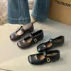 Zapatos Mary Jane poco profundos de punta cuadrada estilo retro francés para mujer, colección otoño 2026, adecuados para combinar con faldas, con hebilla y aumento de altura interno, versátiles