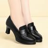 Venta al por mayor del fabricante de zapatos de tacón sencillos para mujer de mediana edad para primavera y otoño, Zapatos de mujer versátiles de corte bajo, Zapatos de cuero ligeros y versátiles con tacón alto para ir al trabajo