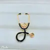 Nova Broche de Desenho Animado Criativo Broche de Estetoscópio Médico Broche Transfronteiriço Europeu e Americano Pino Fivela de Lenço de Seda Feminino