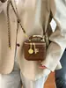 Bolsa pequena quadrada versátil e fashion, design simples, transversal, estilo Chanel, bolsa plissada transfronteiriça, novo modelo 2026