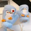 Luvas de Pelúcia de Pinguim Fofo para Mulheres, Novo Modelo Inverno 2025, Quentes, Forradas com Lã, Espessadas, à Prova de Vento, Resistentes ao Frio, com Alça de Pescoço