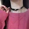 Colar Gargantilha Cruzada de Couro Preto Casual Estilo Punk Design de Nicho Doce e Cool para Mulheres Simples e Moderno