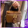Bolso pequeño de alta calidad para mujer, primavera/verano 2023, nuevo bolso de mensajero de nicho de moda, bolso de cubo portátil popular para mujer