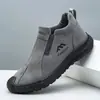 Sapatos de algodão com lã e forro de fleece para o inverno com solas de pneu, botas de algodão slip-on para exterior, à prova de vento, à prova de chuva, à prova de neve, sapatos de pai, botas de neve masculinas